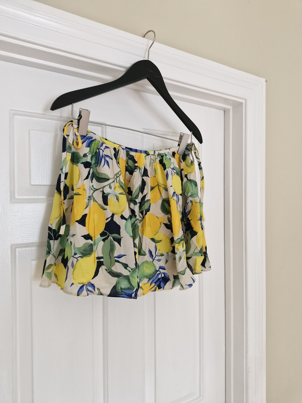 H&M Lemon Print Mini Skirt – Size 34 (US 2/XS) 🍋